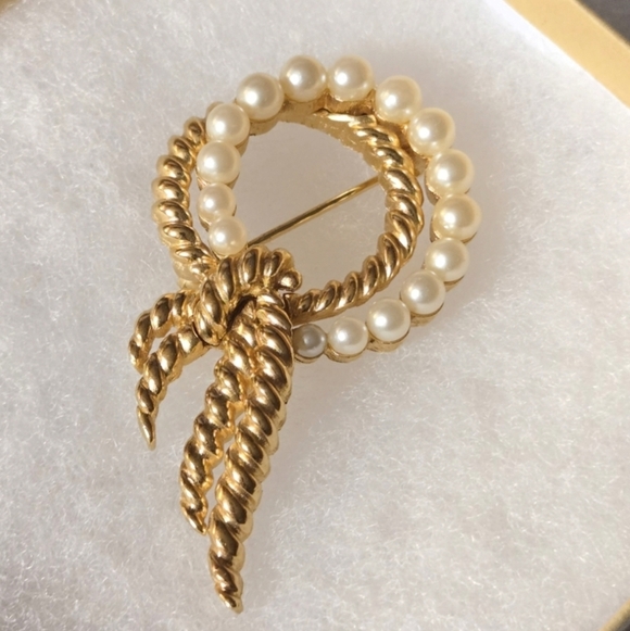 Crown Trifari Elegant Gold and Pearl Brooch - Picture 15 of 15